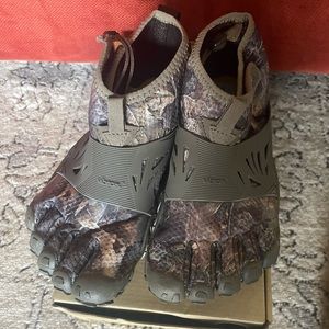 Vibram five fingers camo shoes